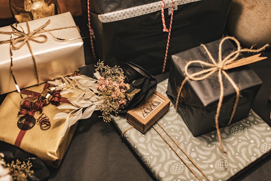 Kotak hadiah berpita emas di atas meja kayu