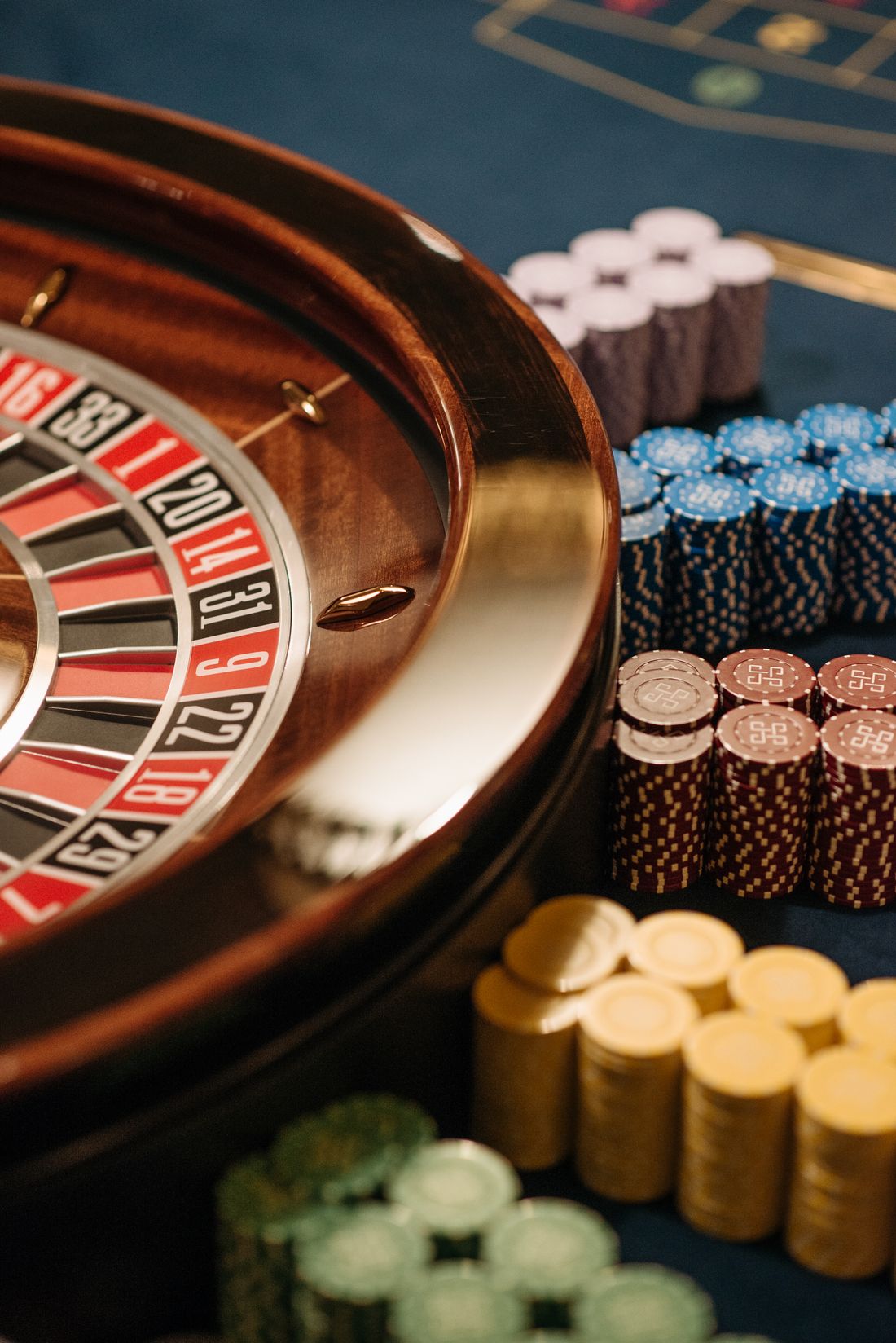 Meja roulette dengan tata letak angka dan chip warna-warni