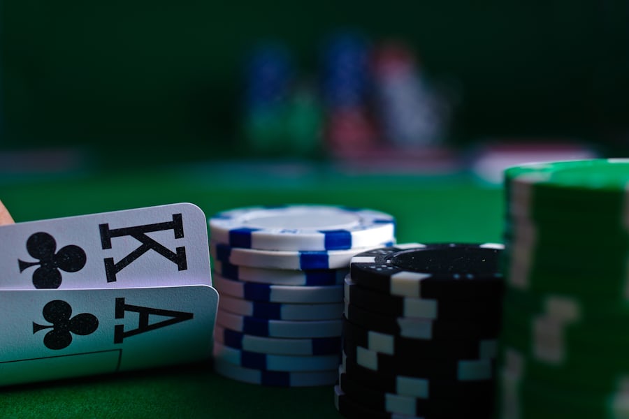 Kartu remi dan chip poker tersebar di atas meja felt hijau