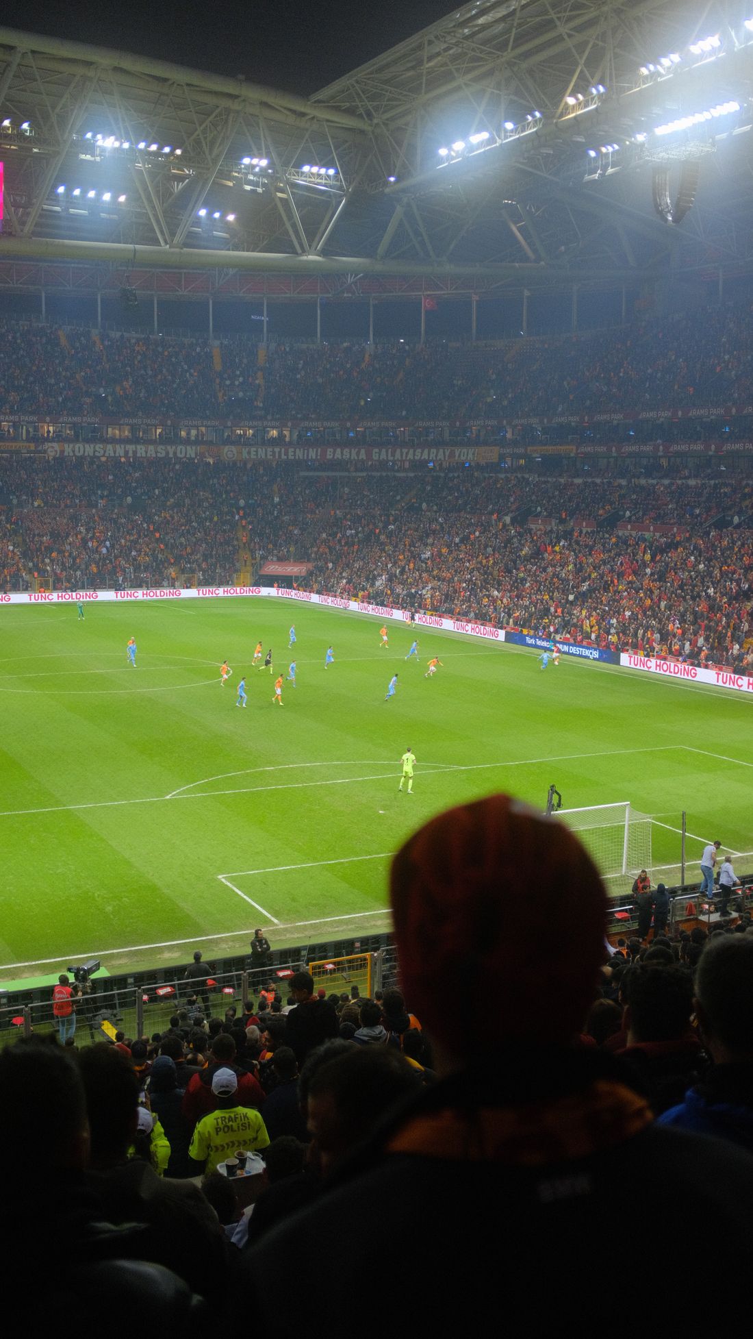 Stadion sepak bola menyala di malam hari dipenuhi penonton