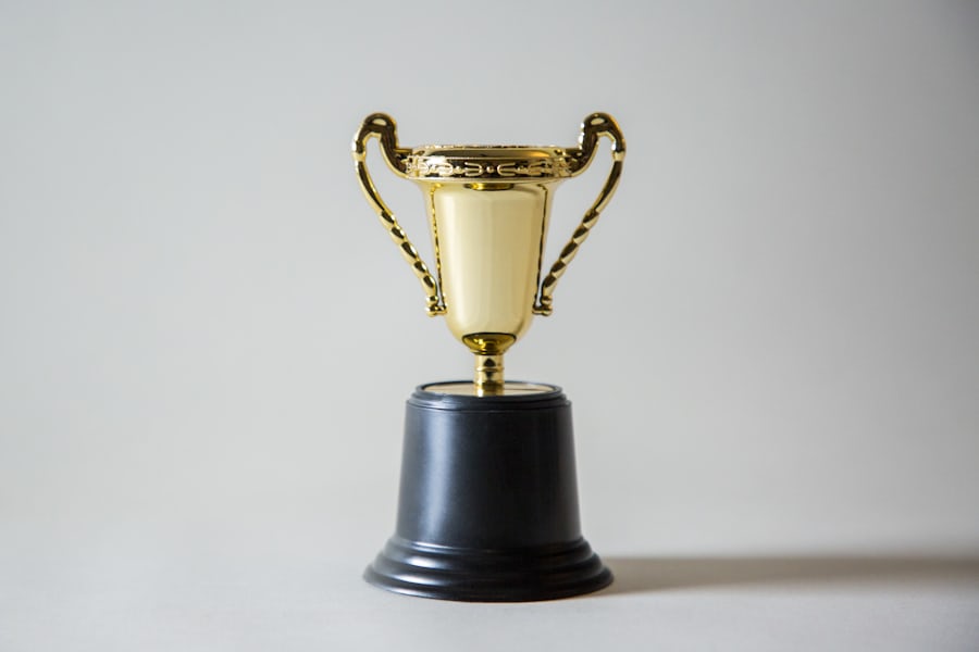 Piala perak di atas meja